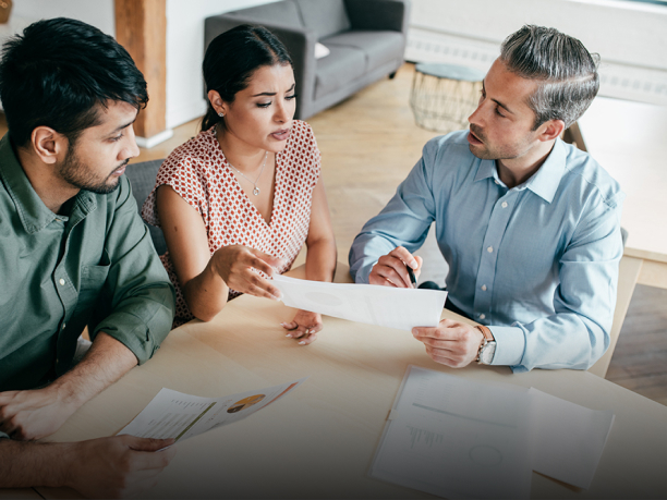 An Acura sales representative is providing information to his customers about Acura’s Extended Warranty package. // Un représentant des ventes Acura fournit des informations à ses clients sur l’ensemble de garantie prolongée d’Acura 	